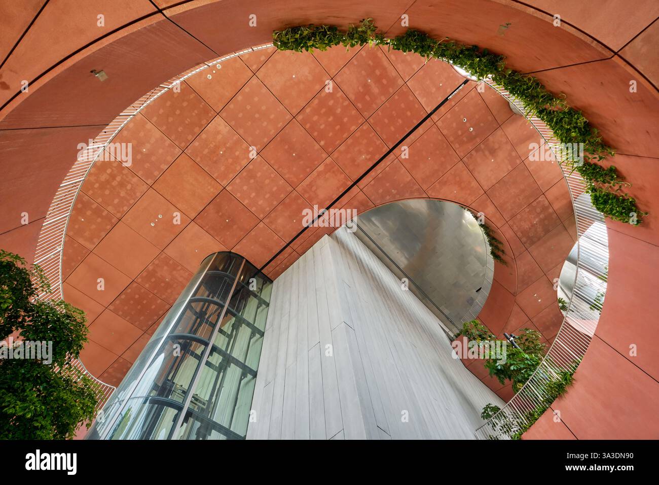 Singapore - 16 agosto 2024: Grattacielo CapitaSpring con passerelle e terrazza verde dell'osservatorio, progettato dallo studio di architettura BIG e Carlo Ratti Foto Stock