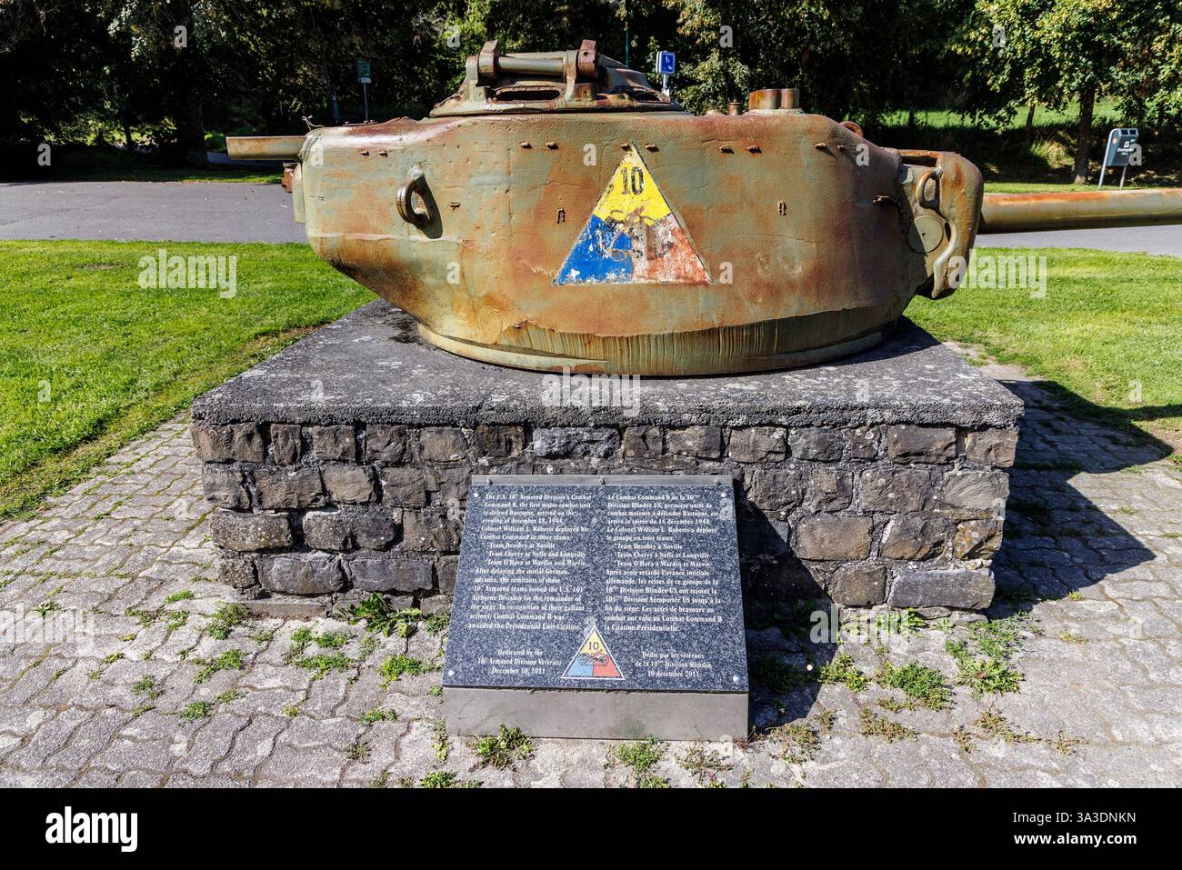 Torretta e cannone commemorativi alla UA Army Armored Division, Bastogne, Belgio Foto Stock