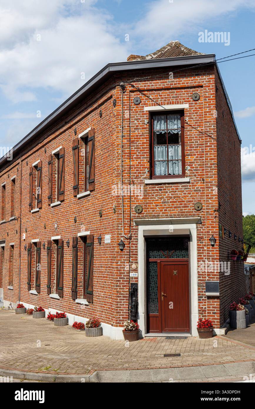 Case in mattoni rossi, museo minerario di Bois-du-Luc, Ecomusee du Bois-du-Luc, Houdeng-Aimeries, Wallonie, Belgio Foto Stock