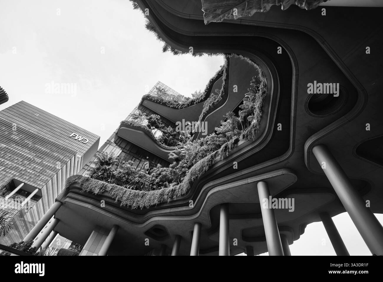 Singapore - 12 agosto 2024: Vista del Parkroyal Collection Pickering, un hotel di lusso con grande vegetazione progettato da WOHA Foto Stock