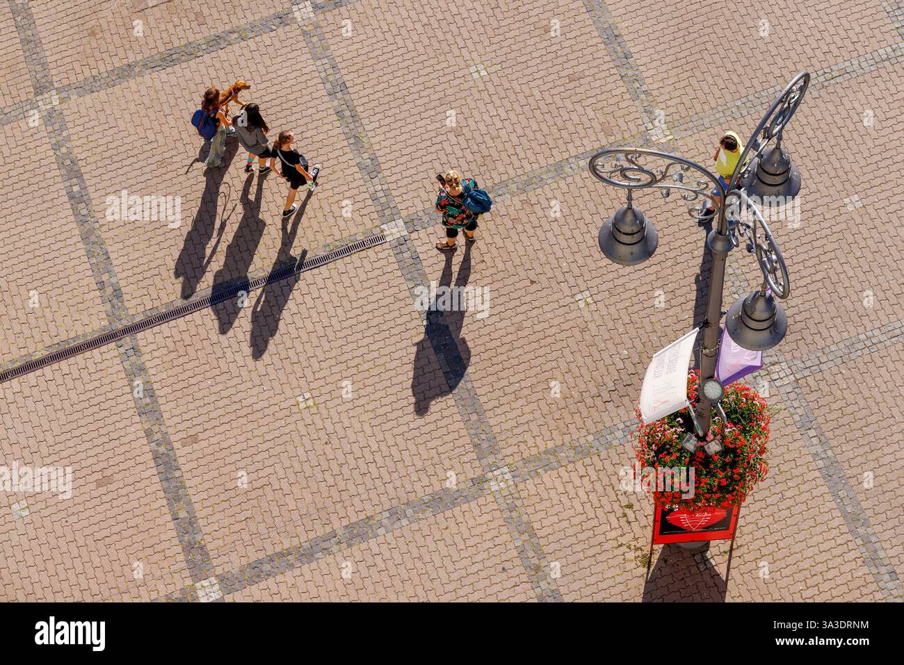 Gente nella storica Piazza SNP, Banska Bystrica, Slovacchia Foto Stock