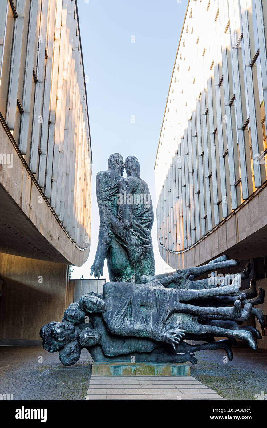 Statue al centro del Museo della rivolta nazionale slovacca, Banska Bystrica, Slovacchia Foto Stock