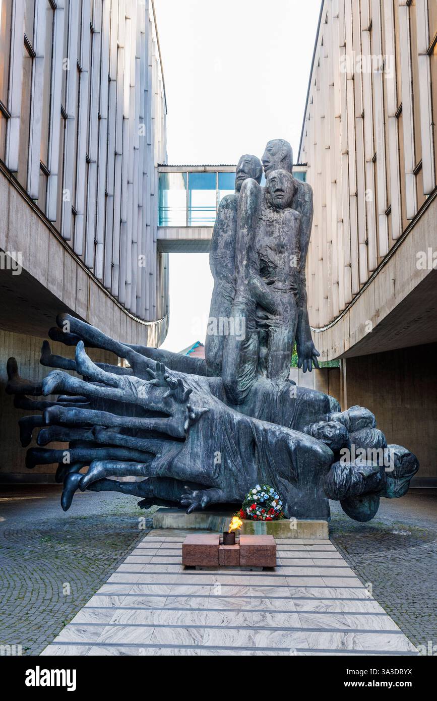 Statue al centro del Museo della rivolta nazionale slovacca, Banska Bystrica, Slovacchia Foto Stock