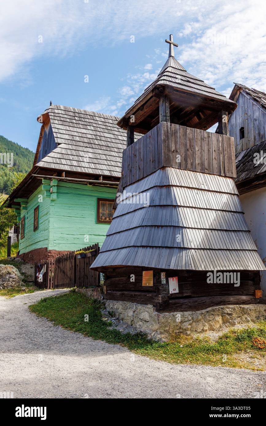 Il Campanile nel villaggio di architettura popolare di Vikolinec, Slovacchia Foto Stock Il Campanile nel villaggio di architettura popolare di Vikolinec, Slovacchia Foto Stock