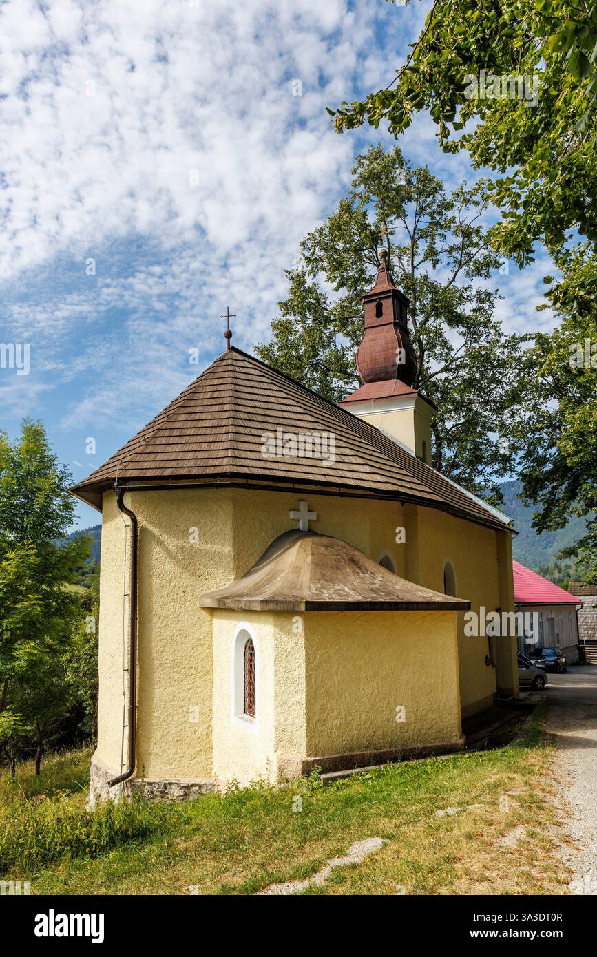Chiesa nel villaggio di architettura popolare Vlkolinec, Slovacchia Foto Stock Chiesa nel villaggio di architettura popolare Vlkolinec, Slovacchia Foto Stock