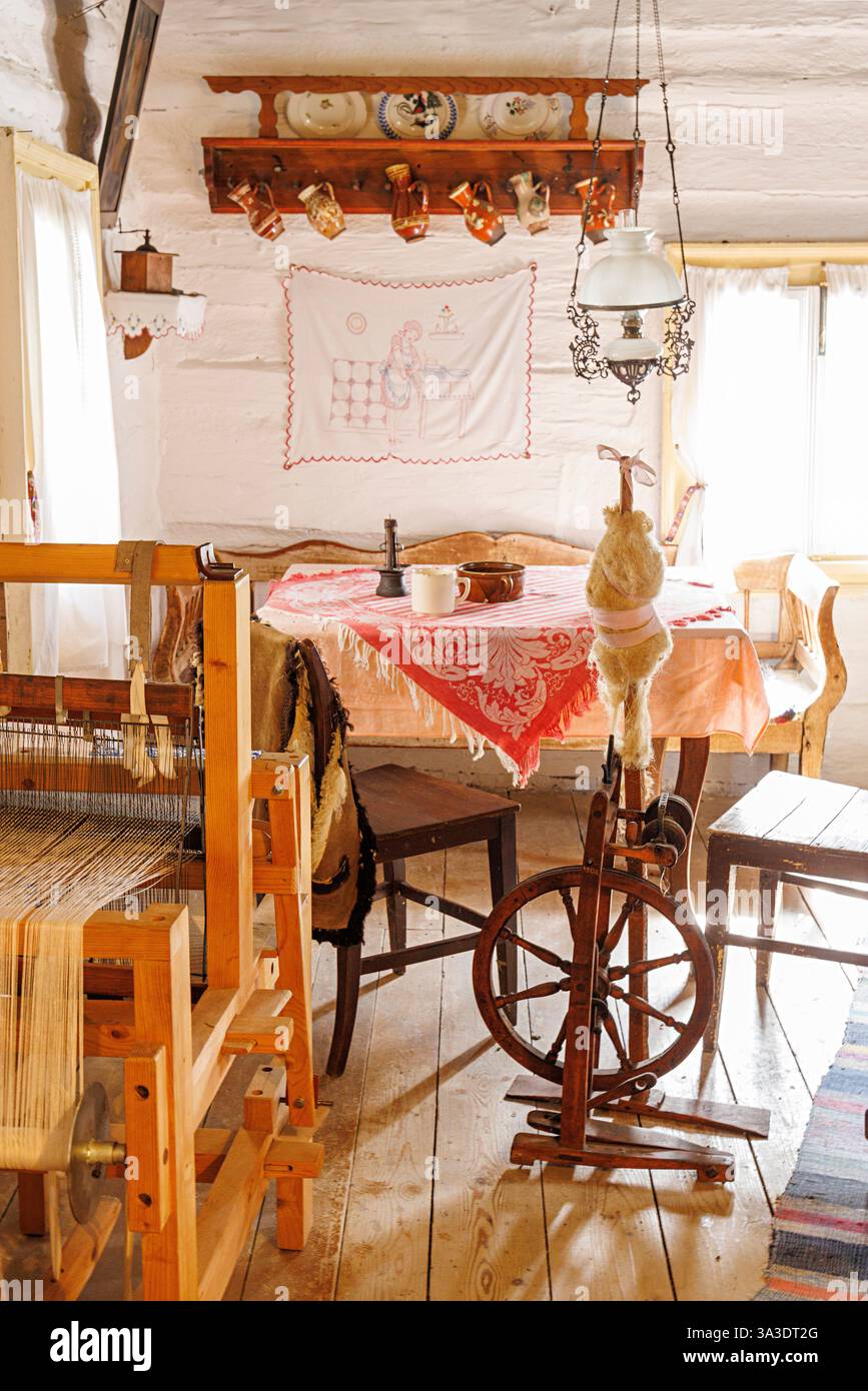 Mostra del museo nel villaggio di architettura popolare di Vlkolinec che mostra un telaio, in Slovacchia Foto Stock Mostra del museo nel villaggio di architettura popolare di Vlkolinec che mostra un telaio, in Slovacchia Foto Stock