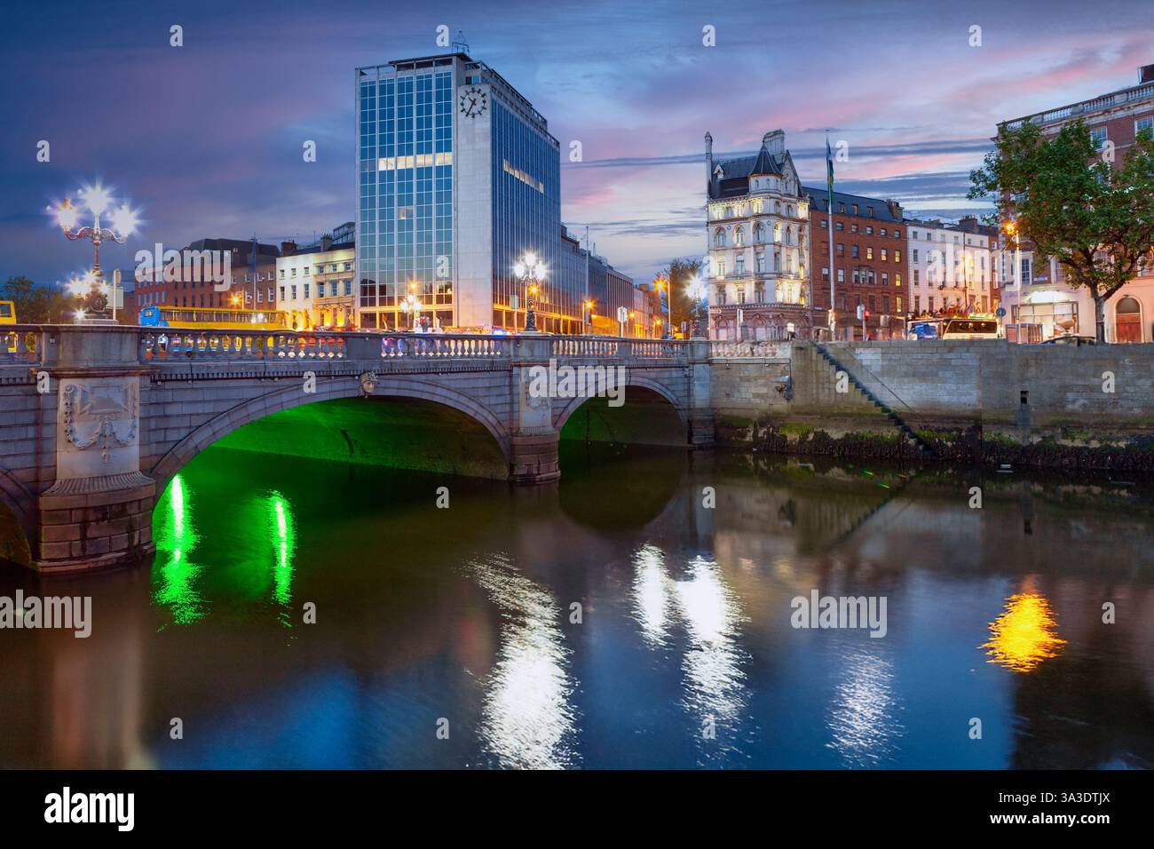 O'Connell Bridge sul fiume Liffey sotto il cielo serale a Dublino, Irlanda Foto Stock