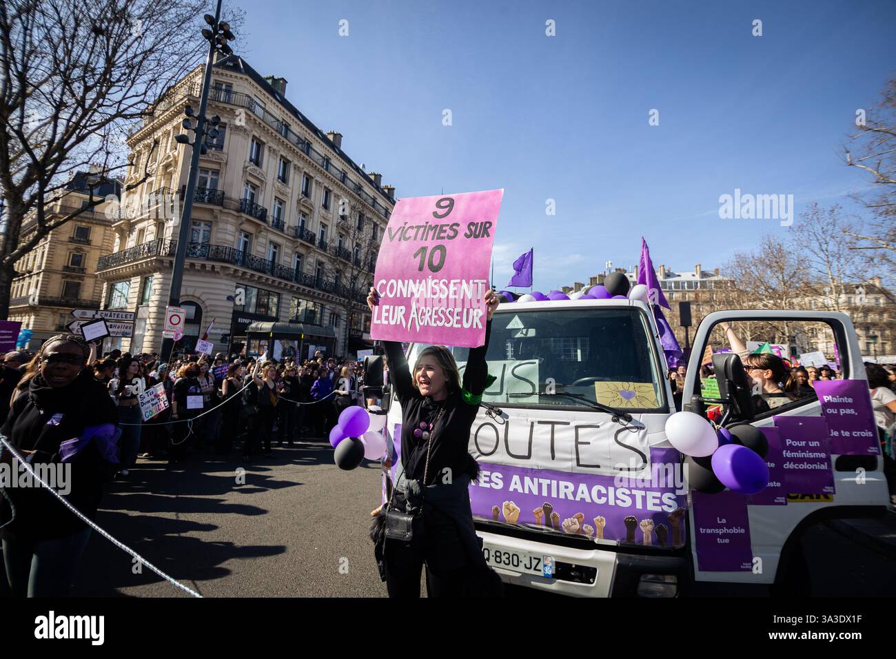 Una donna ha un cartello con scritto "9 vittime su 10 conoscono il proprio patrocinio” durante la manifestazione della giornata internazionale dei diritti della donna. Secondo gli organizzatori, 120.000 persone hanno manifestato a Parigi e 250.000 in tutta la Francia per celebrare la giornata internazionale dei diritti della donna. Diverse migliaia di persone hanno partecipato alla manifestazione di Parigi per i diritti delle donne in risposta agli appelli delle organizzazioni e dei sindacati per combattere le disuguaglianze salariali, il femminicidio e il discorso “mascolinista”. Foto Stock