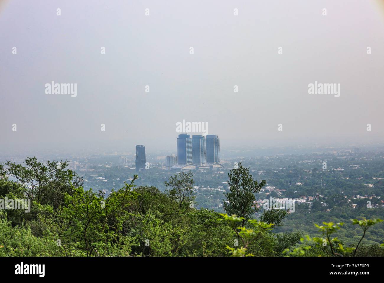 Vista dall'alto della bellissima Islamabad, Pakistan. Foto scattate da Margalla Hills. Foto Stock