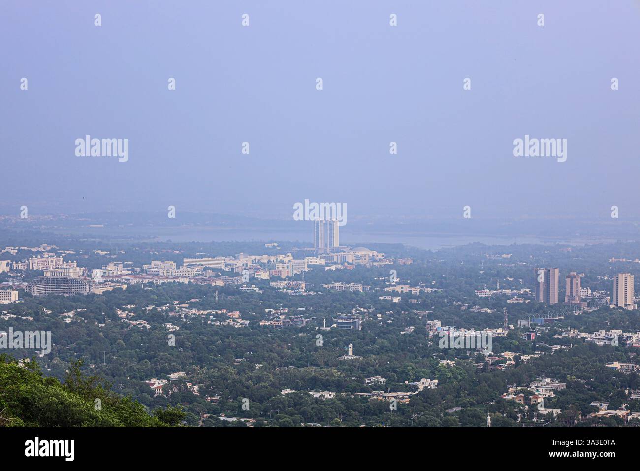 Vista dall'alto della bellissima Islamabad, Pakistan. Foto scattate da Margalla Hills. Foto Stock