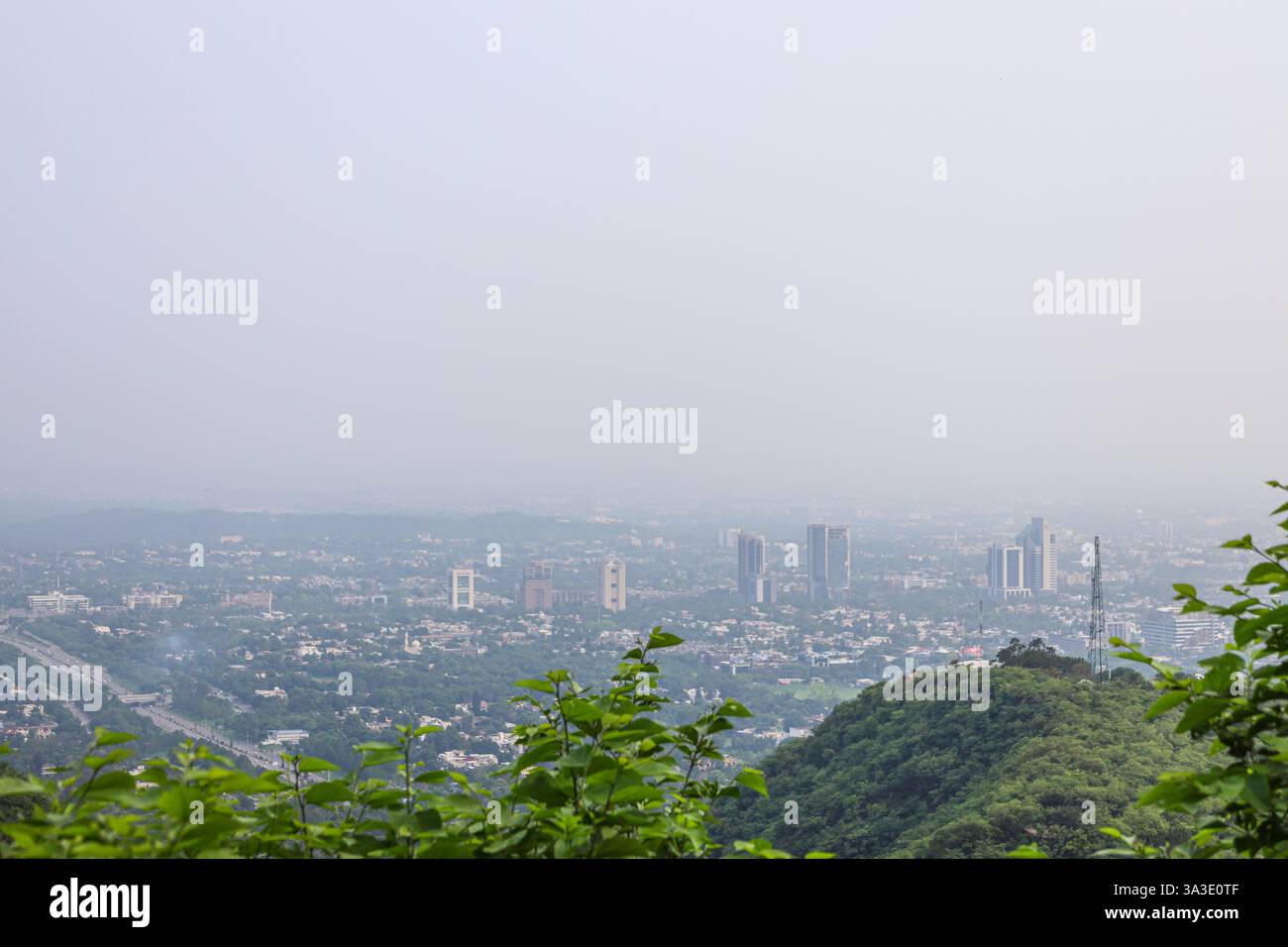 Vista dall'alto della bellissima Islamabad, Pakistan. Foto scattate da Margalla Hills. Foto Stock