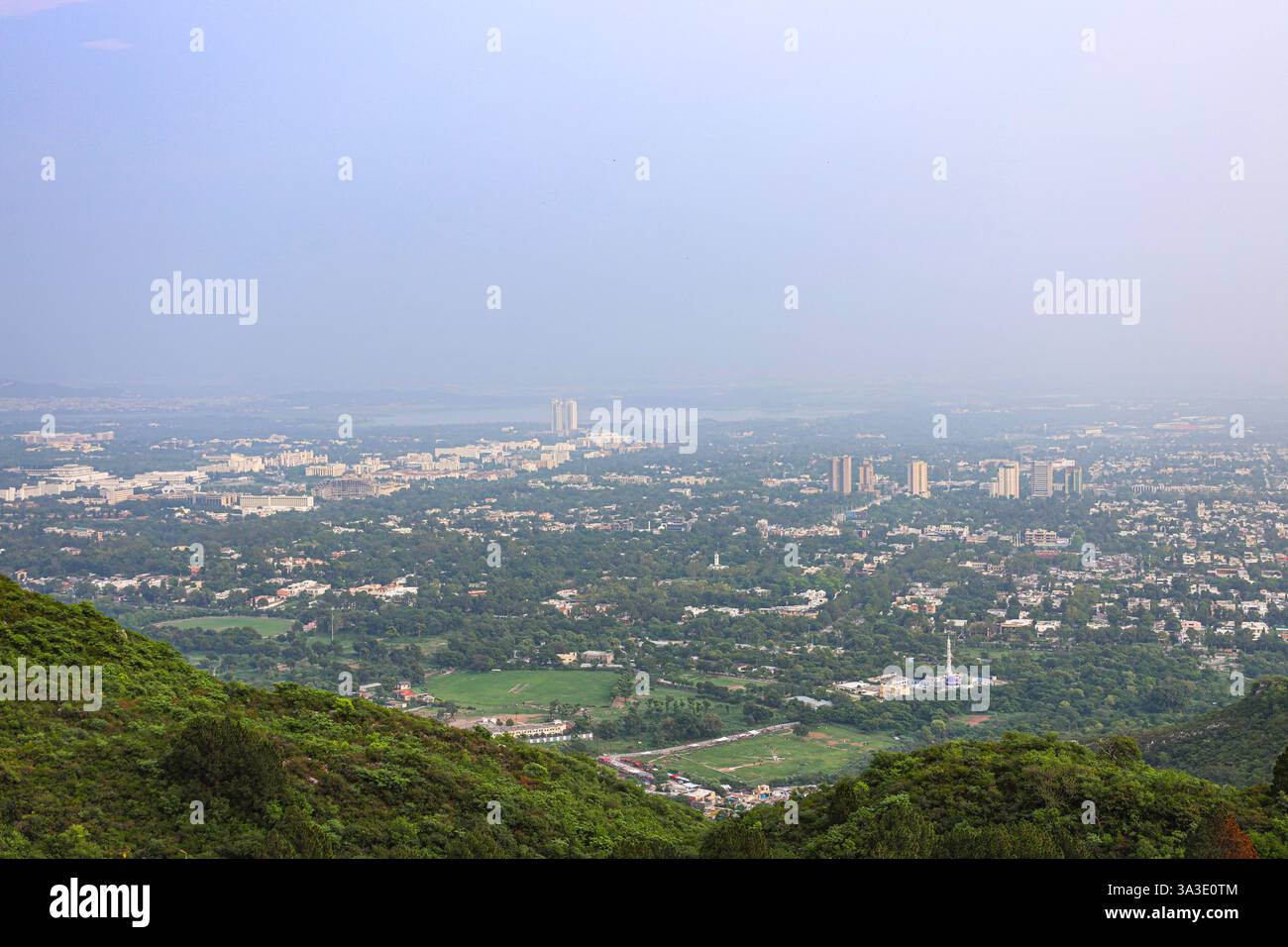 Vista dall'alto della bellissima Islamabad, Pakistan. Foto scattate da Margalla Hills. Foto Stock