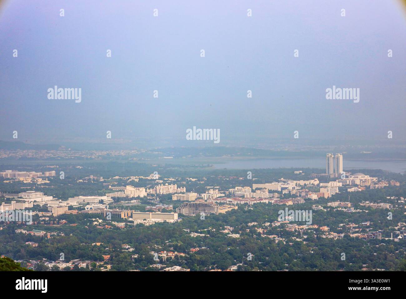 Vista dall'alto della bellissima Islamabad, Pakistan. Foto scattate da Margalla Hills. Foto Stock