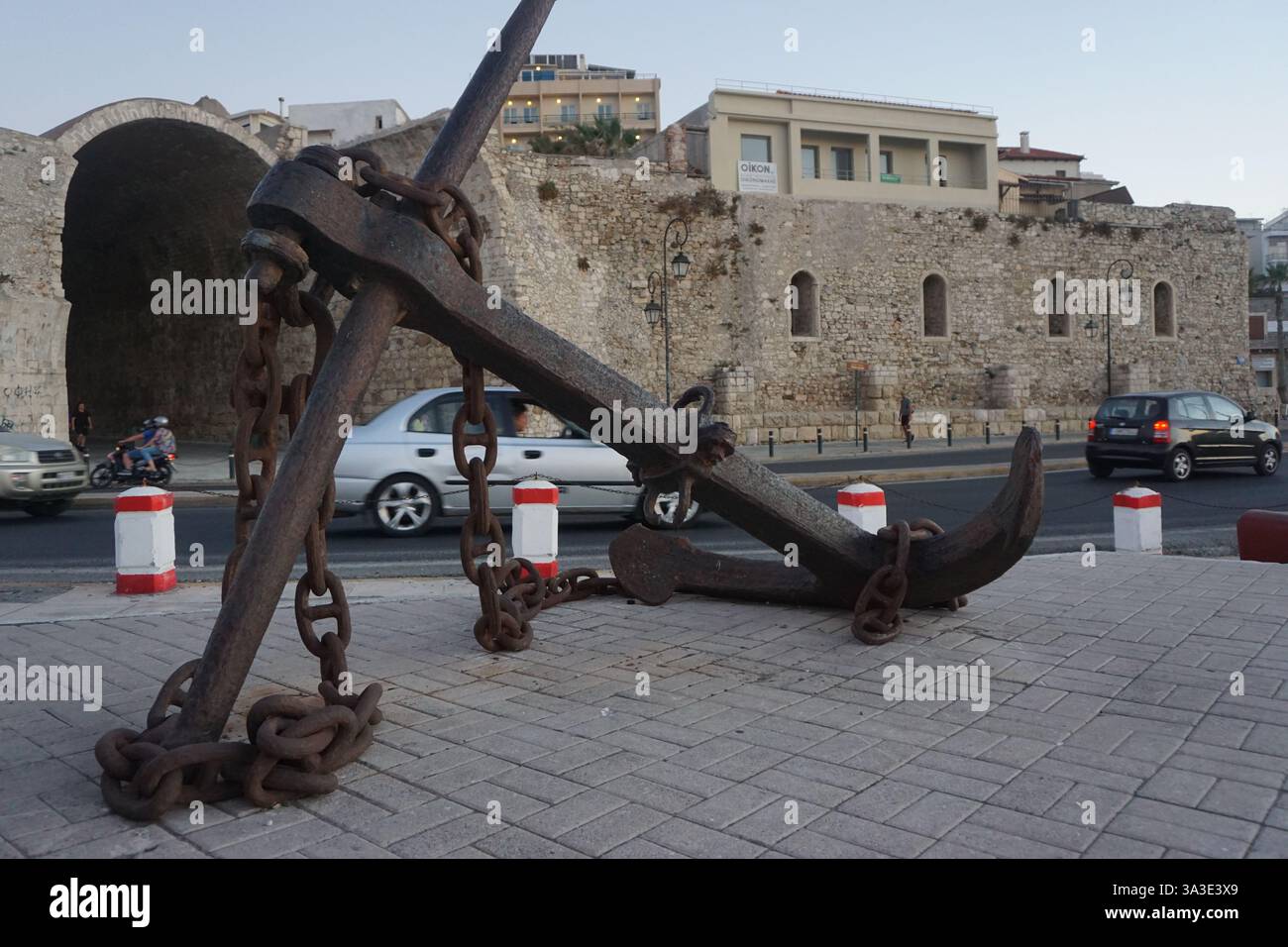 Un'enorme ancora e sullo sfondo i cantieri navali veneziani di Heraklion Foto Stock