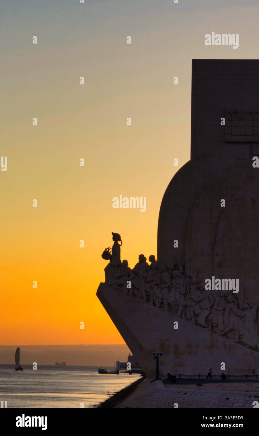 Lisbona, Portogallo, il Monumento delle scoperte (Monumento dos Descobrimentos) sul fiume Tago in un bellissimo tramonto Foto Stock