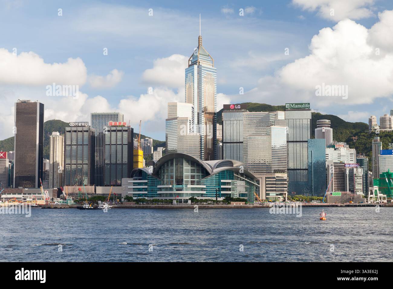 Hong Kong - 13 luglio 2017: Un vivace lungomare urbano mostra grattacieli alti, architettura contemporanea e la vivacità della vita cittadina Foto Stock