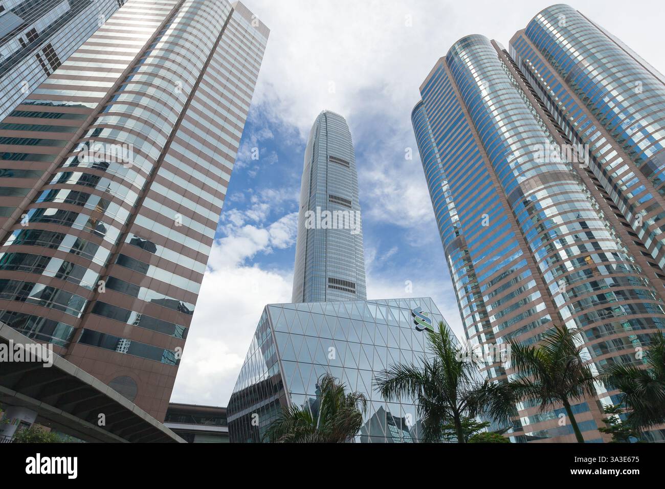 Hong Kong - 15 luglio 2017: Alti edifici per uffici con facciate in vetro che riflettono il vibrante cielo blu e le nuvole, che mostrano magnifiche architetture Foto Stock