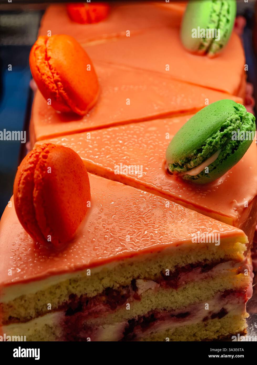 Macarons francese torta torta torta Rosa Specchio Glaze Pistacchio Macarons pasticceria professionale Fotografia dessert gourmet Menu ristorante elegante Patisserie Premium Bakery Foto Stock