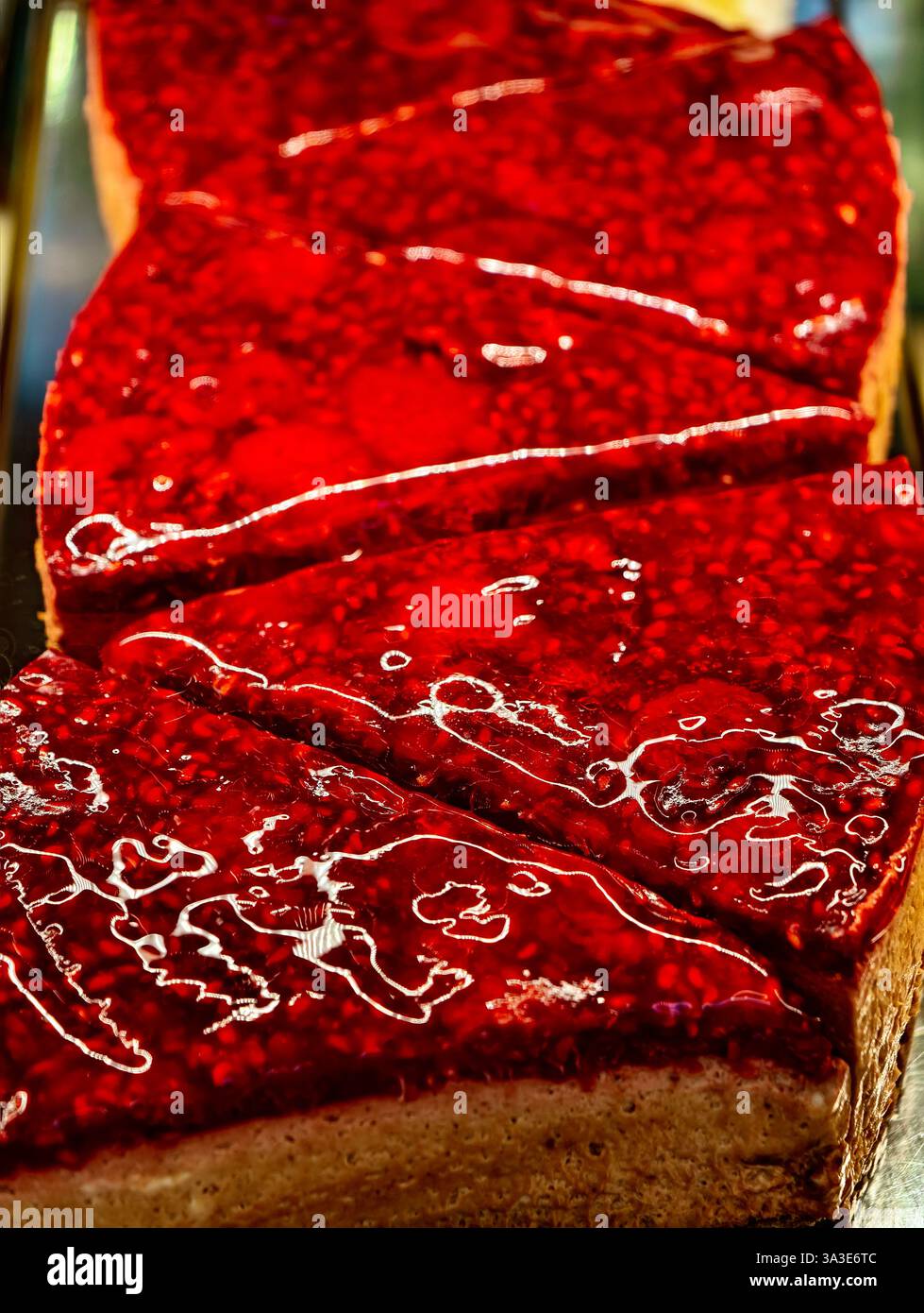 Torta con glassa a specchio rossa al cioccolato al lampone Entremet dessert professionale Fotografia Patisserie gourmet Menu del ristorante dal design moderno della torta Pasticceria di alta qualità Foto Stock