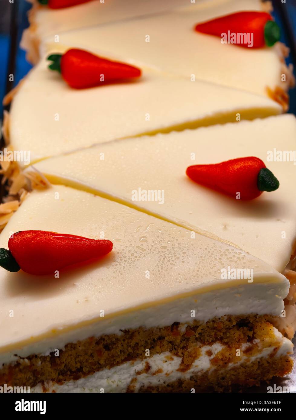 Crema di torta alla carota glassa di formaggio Mini decorazione carote dessert professionale Fotografia Gourmet Bakery Menu del ristorante Classic Cake Slice Premium Pastry Foto Stock