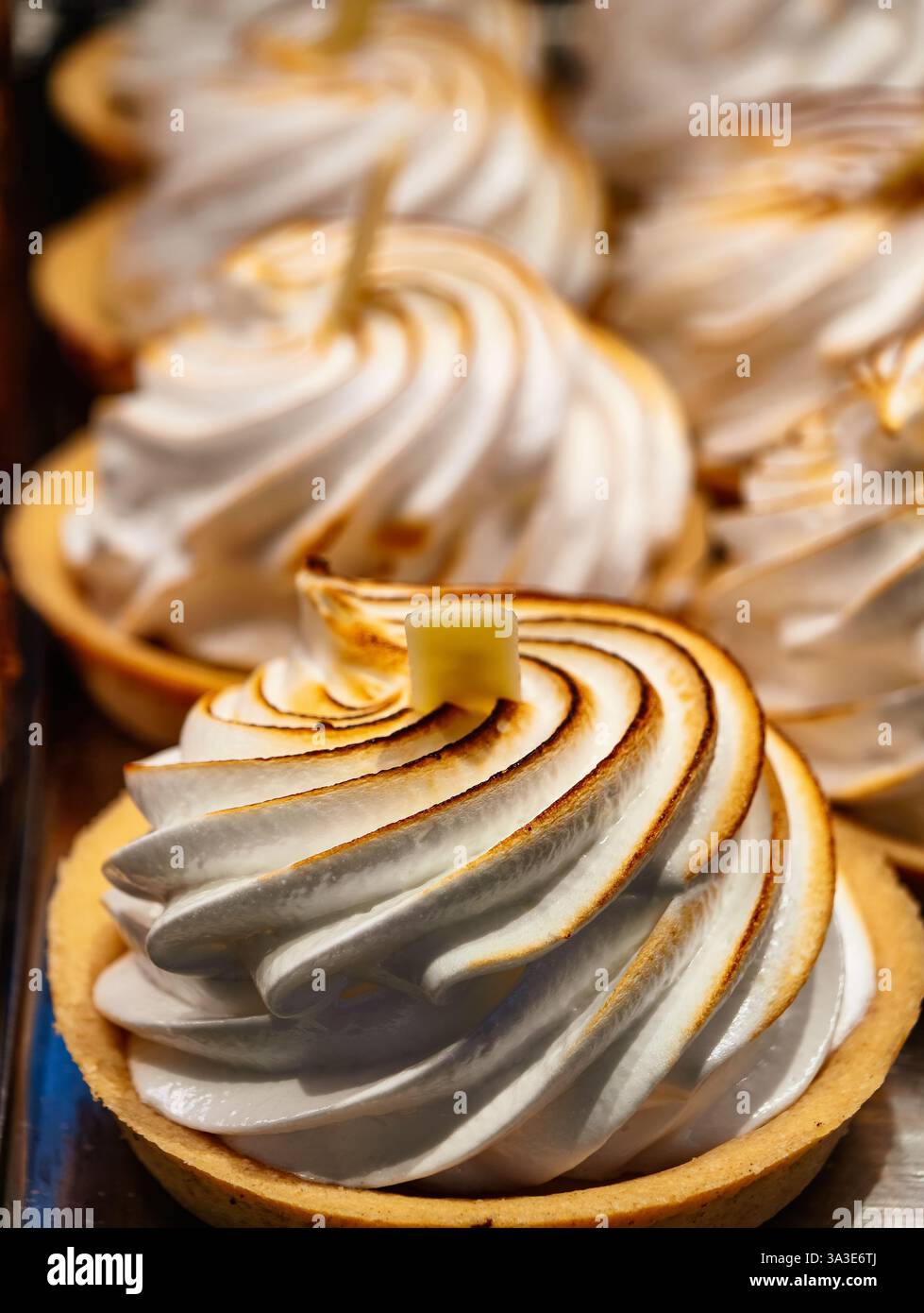 Crostate di meringa al limone meringa italiana tostata Pasticceria professionale Fotografia dessert gourmet Menu del ristorante Tartlets individuali creazione di prodotti da forno di prima qualità Foto Stock