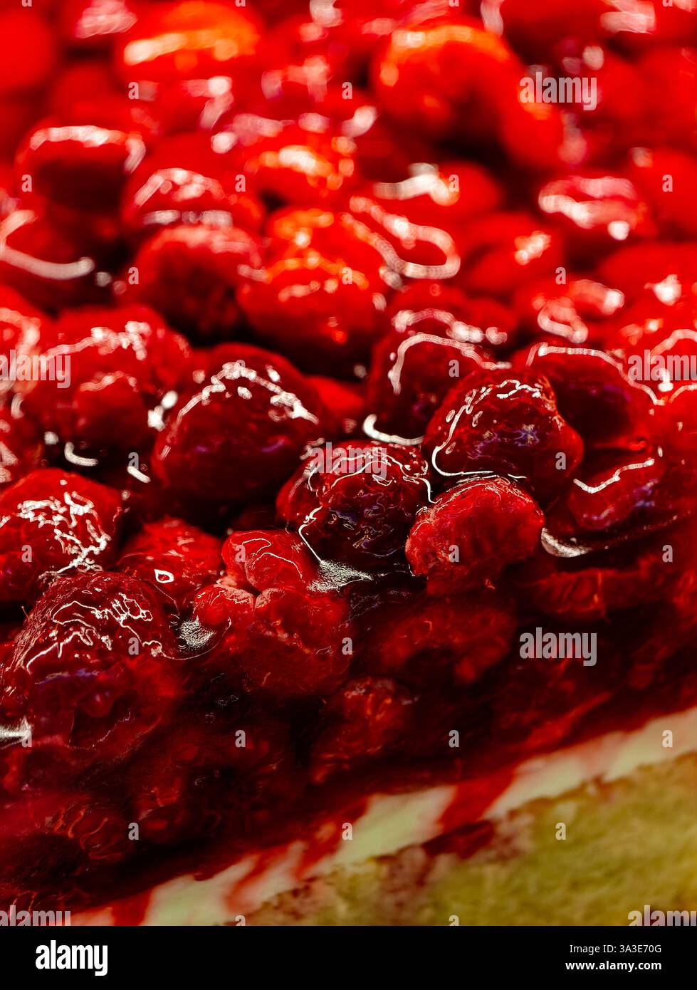 Cheesecake al lampone bacche fresche con guarnizione di frutta glassata dessert professionale Fotografia Patisserie Gourmet Menu del ristorante creazione di pasticceria di alta qualità Foto Stock