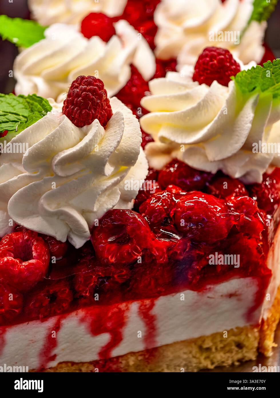 Torta di formaggio al lampone dessert cremoso con frutti di bosco freschi presentazione elegante Fotografia alimentare professionale Patisserie gourmet Premium al forno Foto Stock