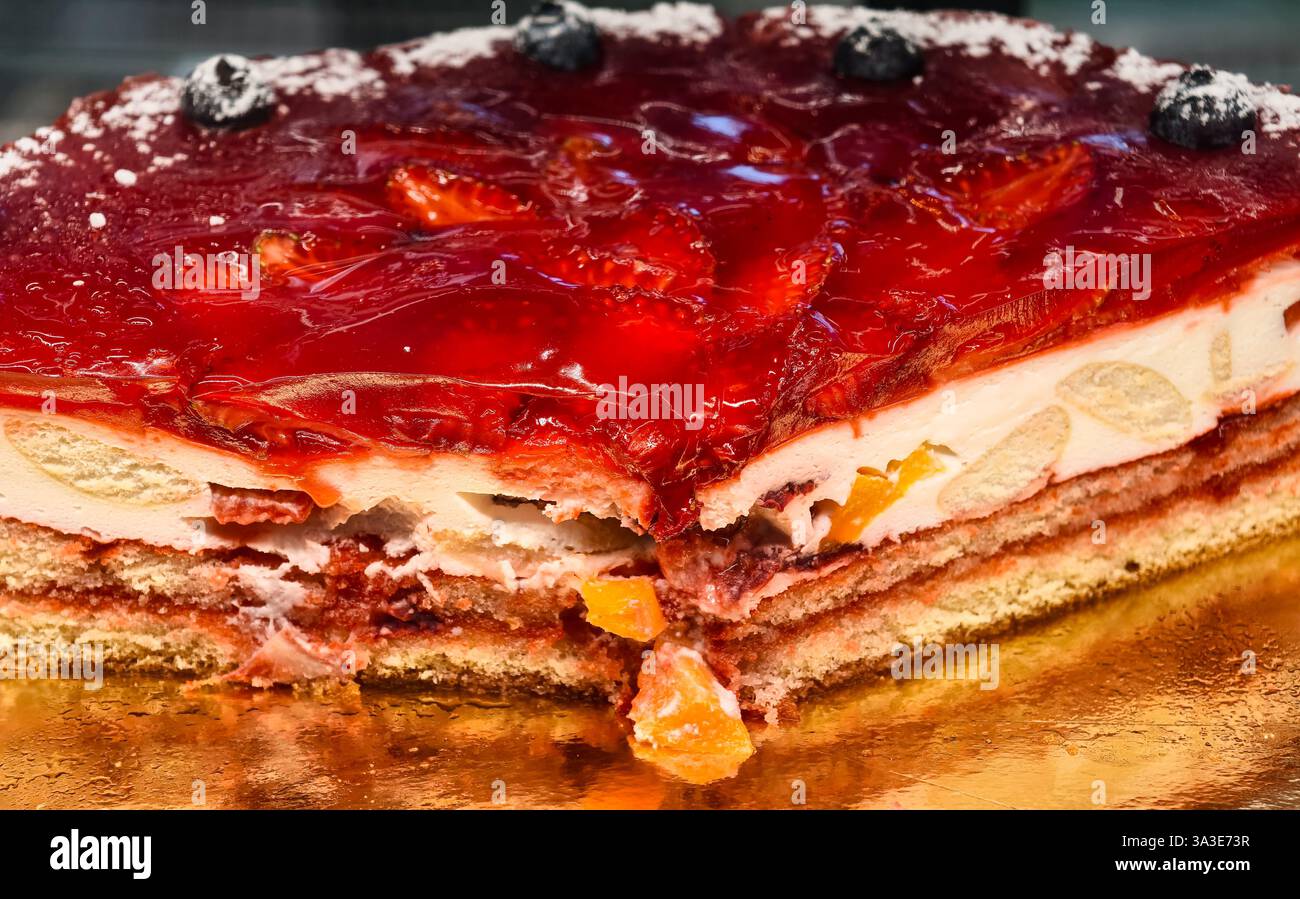 Cheesecake alla bacca vibrante dessert a strati Fotografia alimentare professionale Patisserie Gourmet Premium al forno presentazione elegante Foto Stock
