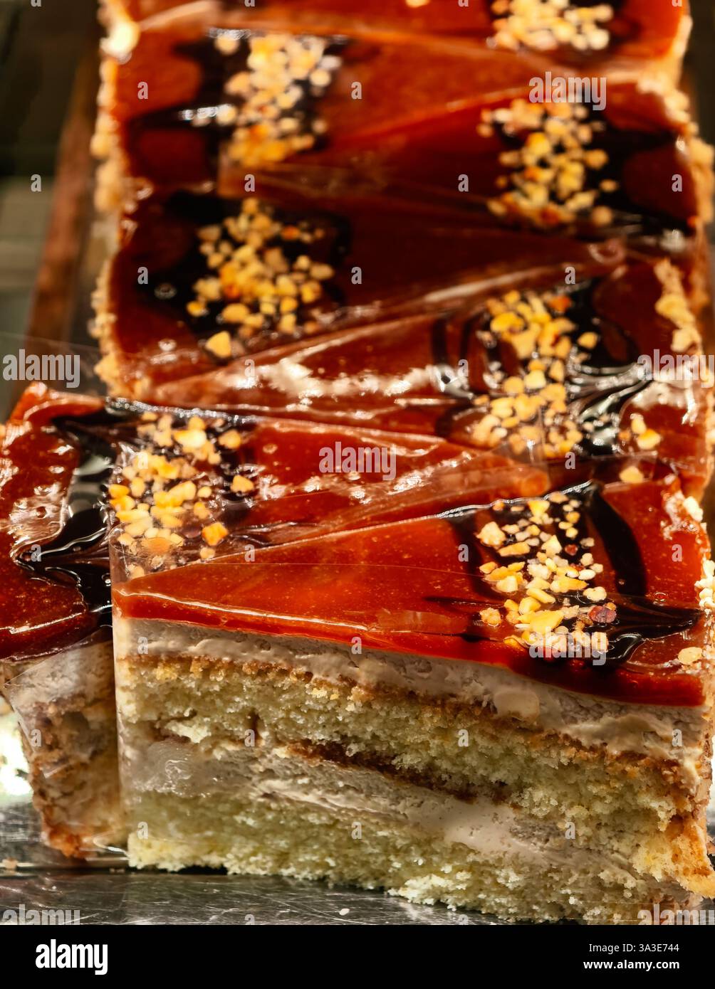 Caramello a strati e torta al cioccolato dessert decadente Fotografia alimentare professionale Patisserie Gourmet trattamento al forno Premium presentazione elegante Foto Stock