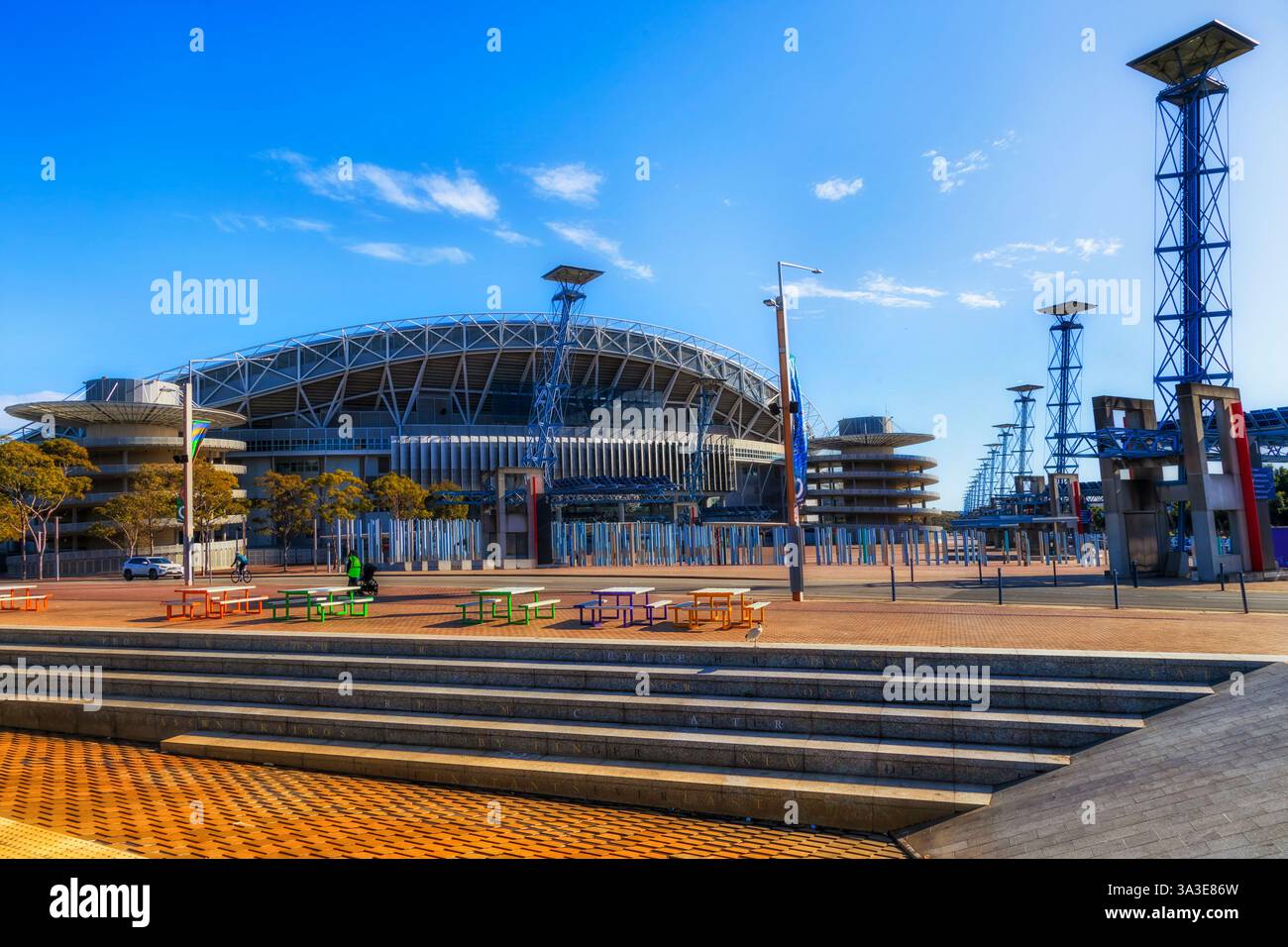 Piazza pedonale e area ricreativa nel parco olimpico pubblico della città di Sydney, Australia. Foto Stock