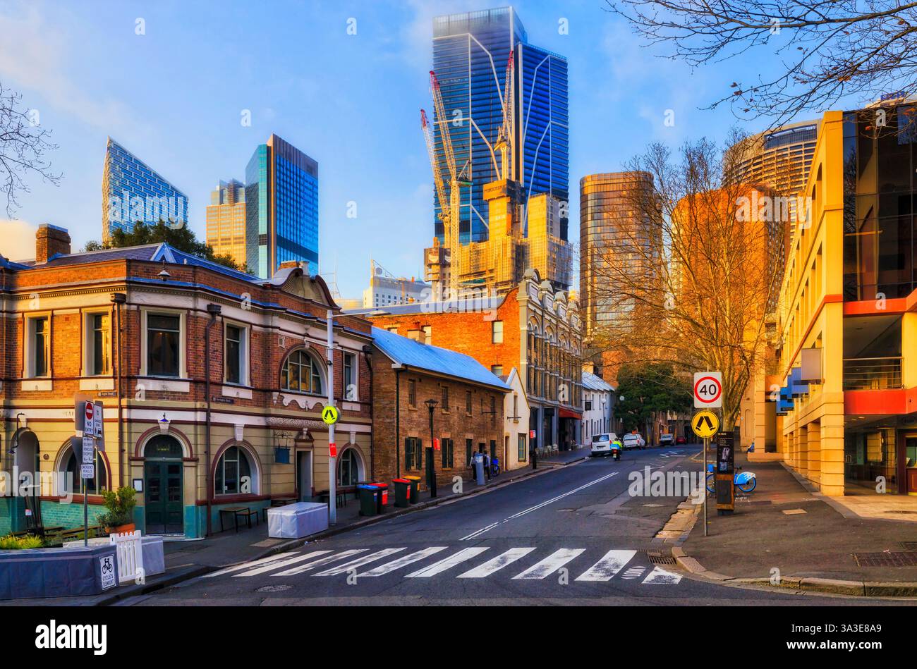 Attraversamento pedonale in Agryle Street nello storico quartiere degli insediamenti Rocks della città di Sydney, Foto Stock