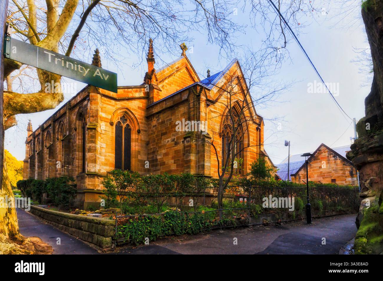 Il più antico edificio della chiesa anglicana di Garrison nel sobborgo di Sydney The Rocks, con vista sull'architettura gotica della corsia posteriore. Foto Stock