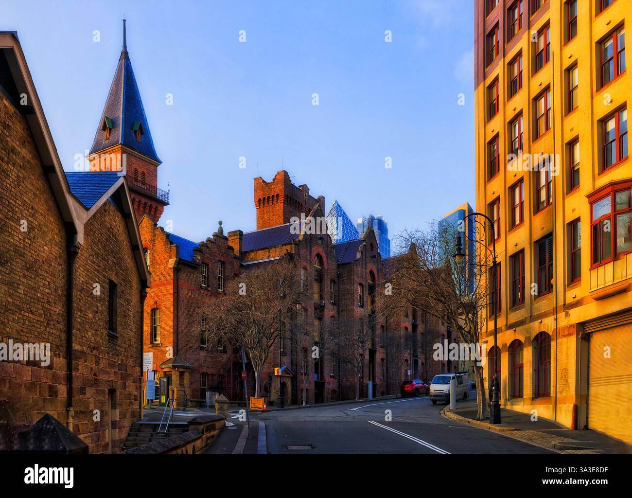 Storico quartiere The Rocks nel centro di Sydney, quando vecchio edificio coloniale in mattoni circondato da alte torri urbane moderne. Foto Stock