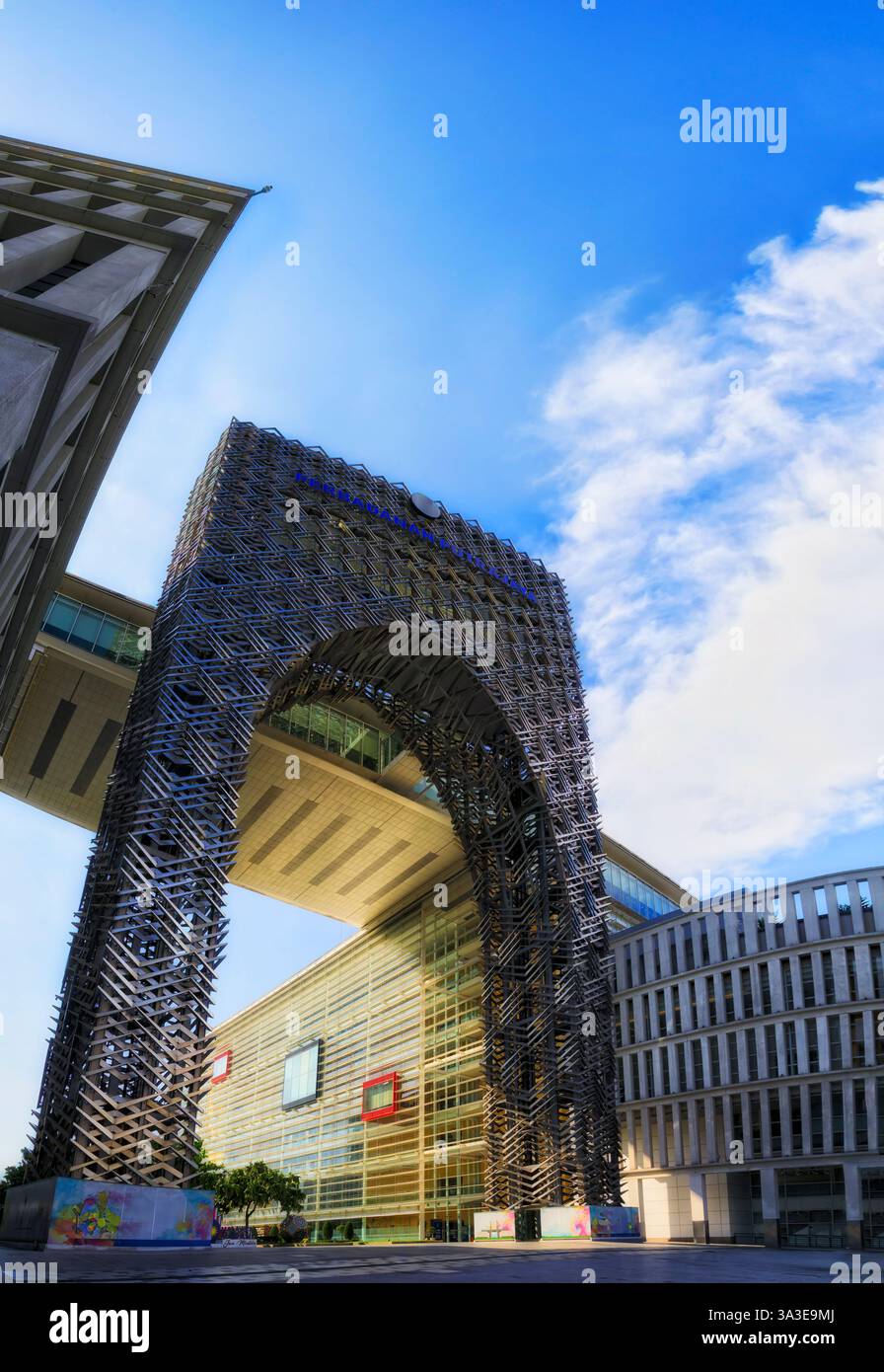 Edificio per uffici governativi locali di Perbadanan con moderno cancello ad arco nella capitale Putrajaya, Malesia. Foto Stock