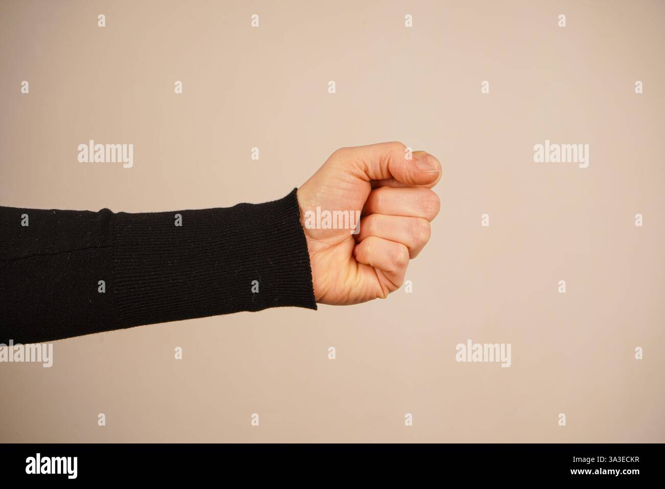 Un simbolo senza tempo di coraggio. La mano forma un pugno forte, simboleggiando forza e protesta. Questo gesto iconico parla di spirito combattivo. Il Foto Stock