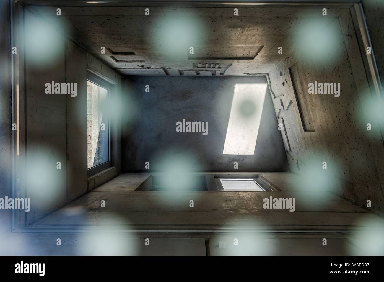 Il memoriale dell'arianizzazione sulla Weserpromenade Bremen visto dall'alto attraverso un'apertura barrata. Dal 2023, ha commemorato l'espropriazione sistematica e la rapina degli ebrei durante l'era nazionalsocialista. Design di Evin Oettingshausen. Il memoriale si trova dove le navi portavano a Brema mobili e oggetti saccheggiati dai paesi occupati dell'Europa occidentale. Sullo sfondo si trova la sede di Kühne + Nagel. La compagnia ha svolto un ruolo centrale nella cosiddetta "M-Aktion" durante l'era nazista Foto Stock