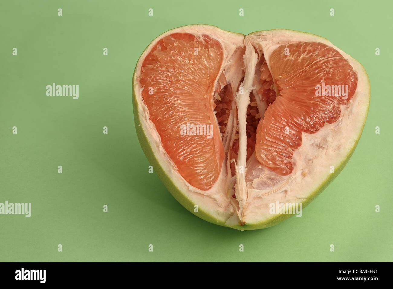 Natura morta con pomelo. Primo piano su sfondo verde chiaro con grande profondità di campo. Foto Stock