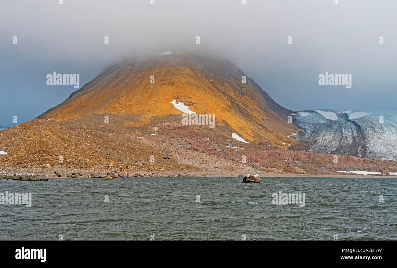 Colori brillanti su un desolato paesaggio glaciale a Hornsund nelle Isole Svalbard Foto Stock