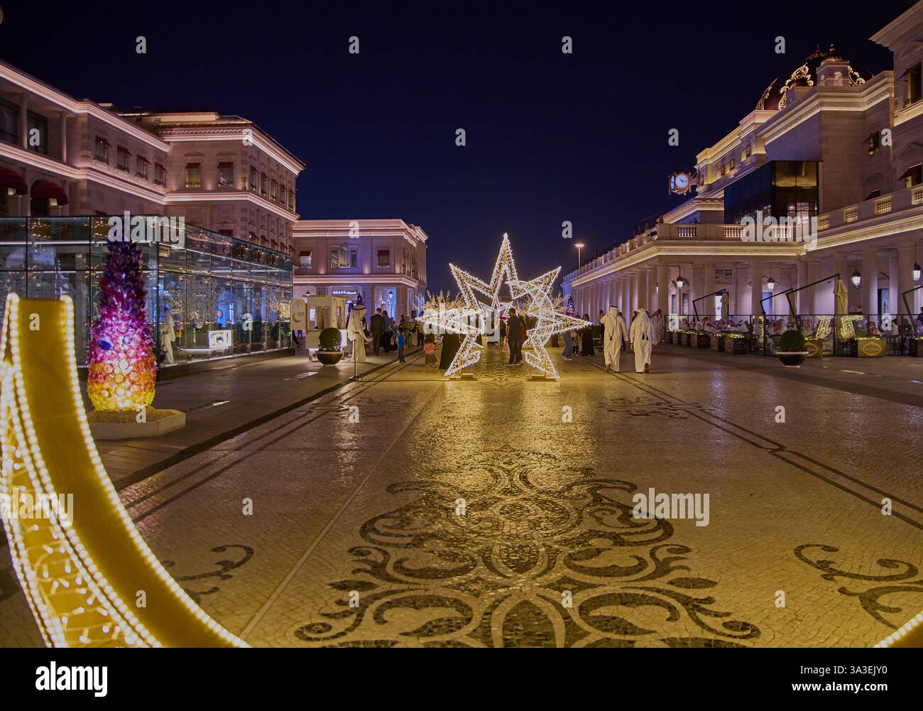 21 High Street, area esterna climatizzata nel villaggio culturale di Katara, Doha Qatar durante il mese del Ramadan e Gargee'an (arabo: قرقيعان), Gerga'oon Foto Stock