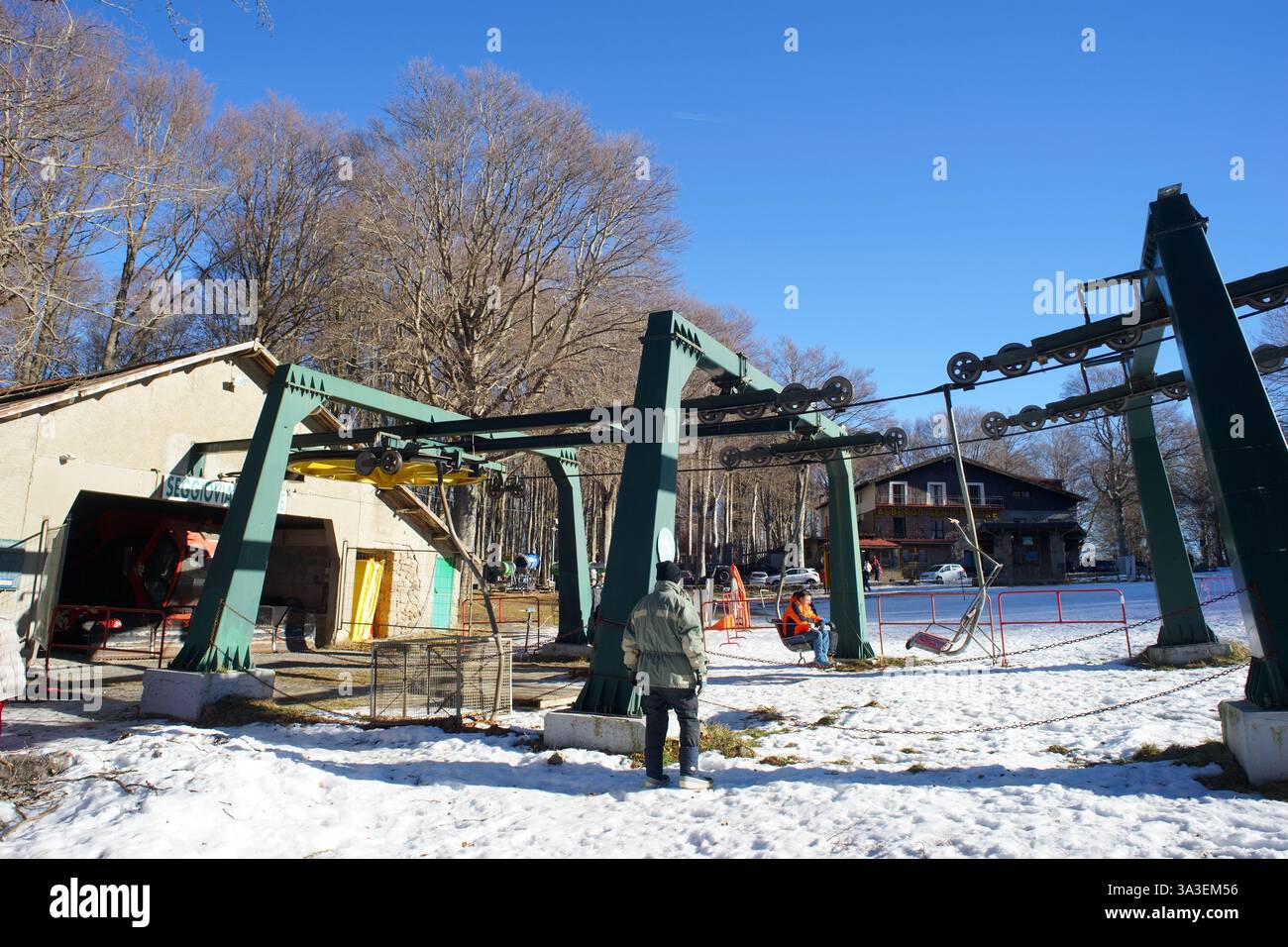 Sulla neve, impianti di risalita - Monte Amiata, Toscana, Italia Foto Stock