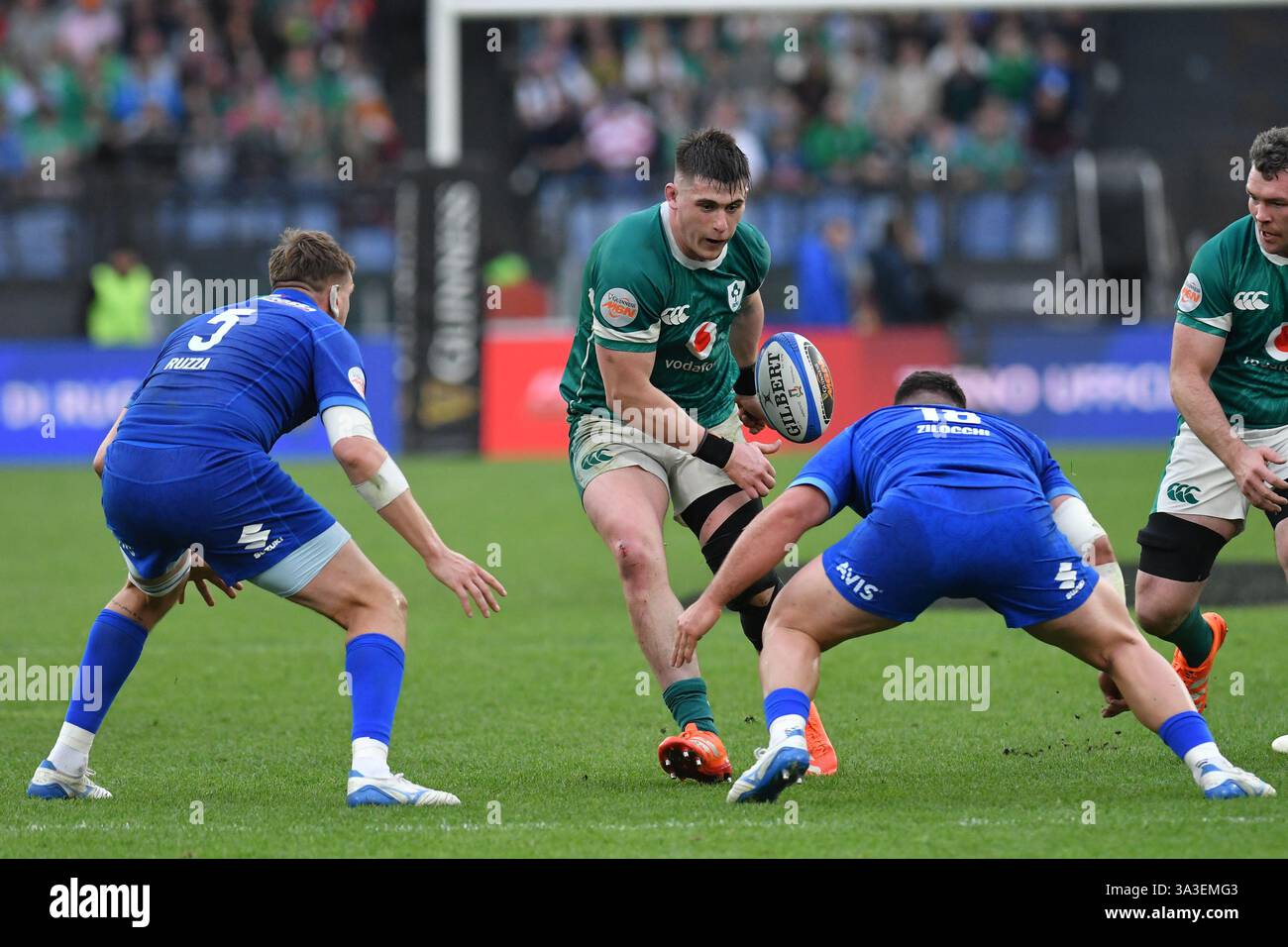 Roma, Lazio. 15 marzo 2025. Federico Ruzza d'Italia, Dan Sheehan d'Irlanda, Giosue Zilocchi d'Italia durante la partita di 6 Nazioni Italia contro Irlanda, stadio Olimpico Roma, Italia, 15 marzo 2025 crediti: massimo insabato/Alamy Live News Foto Stock