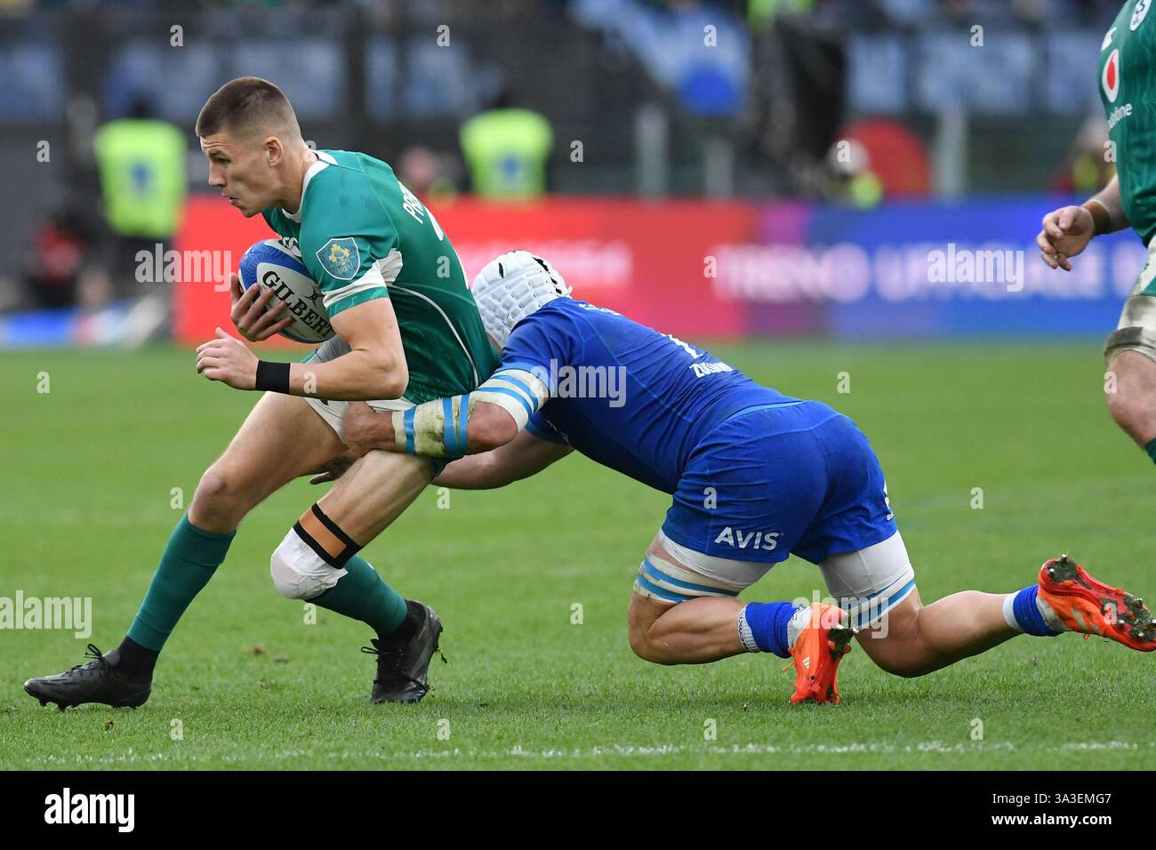 Roma, Lazio. 15 marzo 2025. Sam Prendergast d'Irlanda, Giosue Zilocchi d'Italia durante la partita di 6 Nazioni Italia contro Irlanda, stadio Olimpico Roma, Italia, 15 marzo 2025 crediti: massimo insabato/Alamy Live News Foto Stock