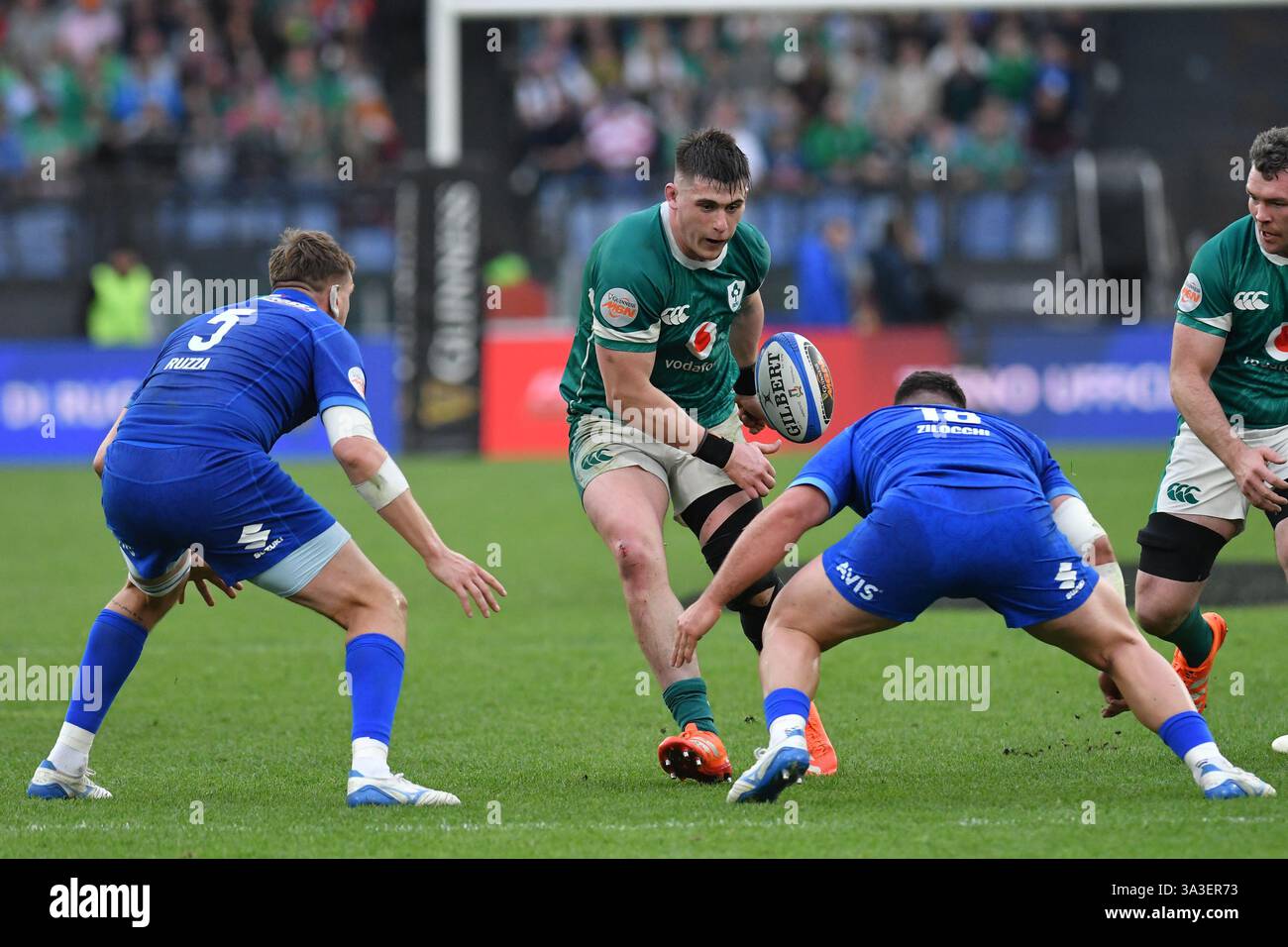 Roma, Lazio. 15 marzo 2025. Federico Ruzza d'Italia, Dan Sheehan d'Irlanda, Giosue Zilocchi d'Italia durante la partita di 6 Nazioni Italia contro Irlanda, stadio Olimpico Roma, Italia, 15 marzo 2025 crediti: SIPA USA/Alamy Live News Foto Stock