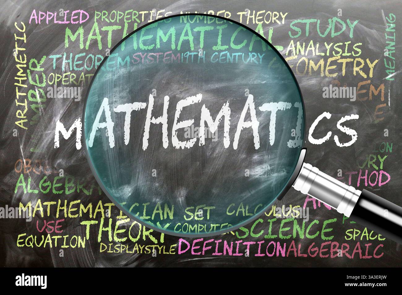 Matematica in fase di studio, esame - sotto stretta ispezione. Argomenti e idee più importanti strettamente correlati alla matematica scritti su una lavagna Foto Stock