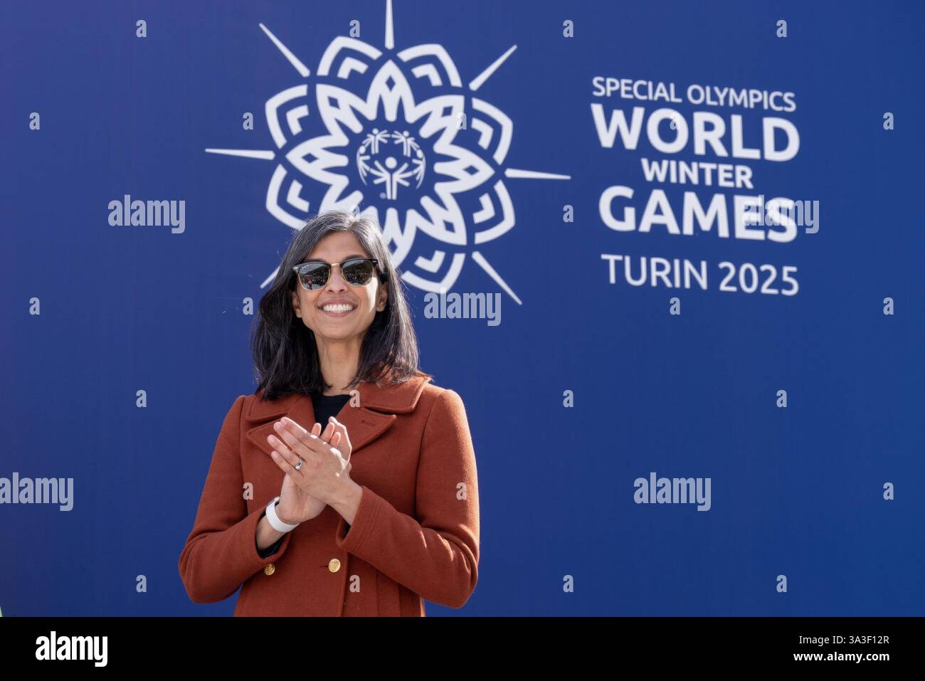 Torino, Italia. 10 marzo 2025. U. La seconda signora Usha Chilukuri Vance, applaude durante un evento ai Giochi Mondiali invernali delle Olimpiadi speciali, 10 marzo 2025, a Torino, Italia. Vance guidò la delegazione degli Stati Uniti ai giochi. Credito: Emily Higgins/White House Photo/Alamy Live News Foto Stock