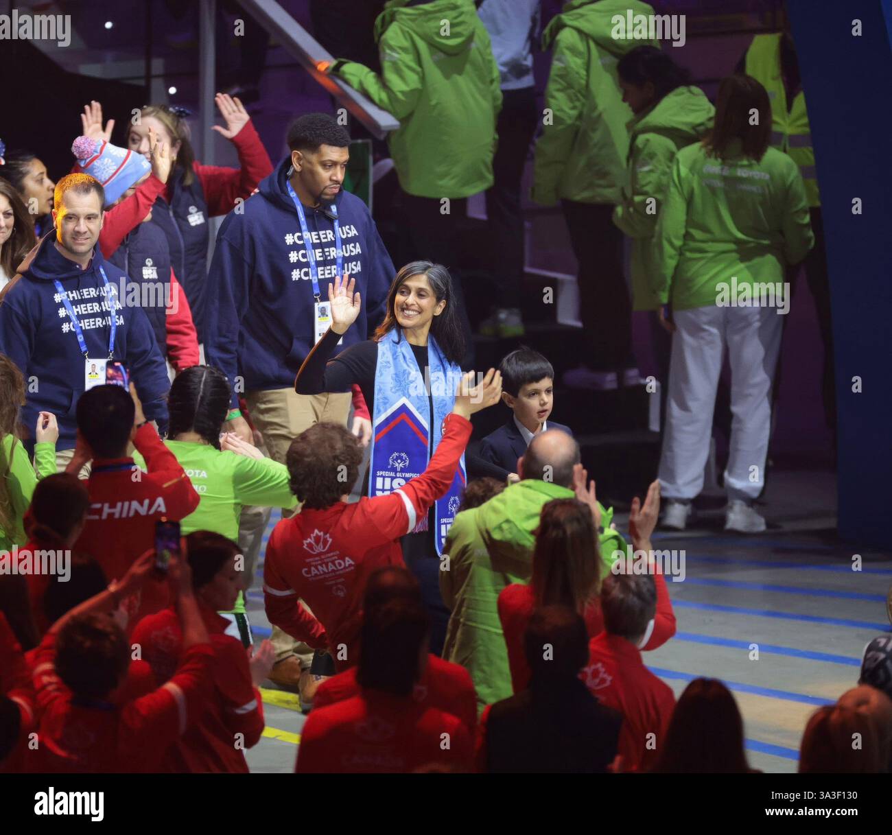 Torino, Italia. 8 marzo 2025. U. La seconda signora Usha Chilukuri Vance, al centro, e suo figlio di 7 anni Ewan, giusto, guidano gli U. S delegazione durante la cerimonia di apertura dei Giochi Mondiali invernali delle Olimpiadi speciali, 8 marzo 2025, a Torino, Italia. Vance guidò la delegazione degli Stati Uniti ai giochi. Credito: Emily Higgins/White House Photo/Alamy Live News Foto Stock