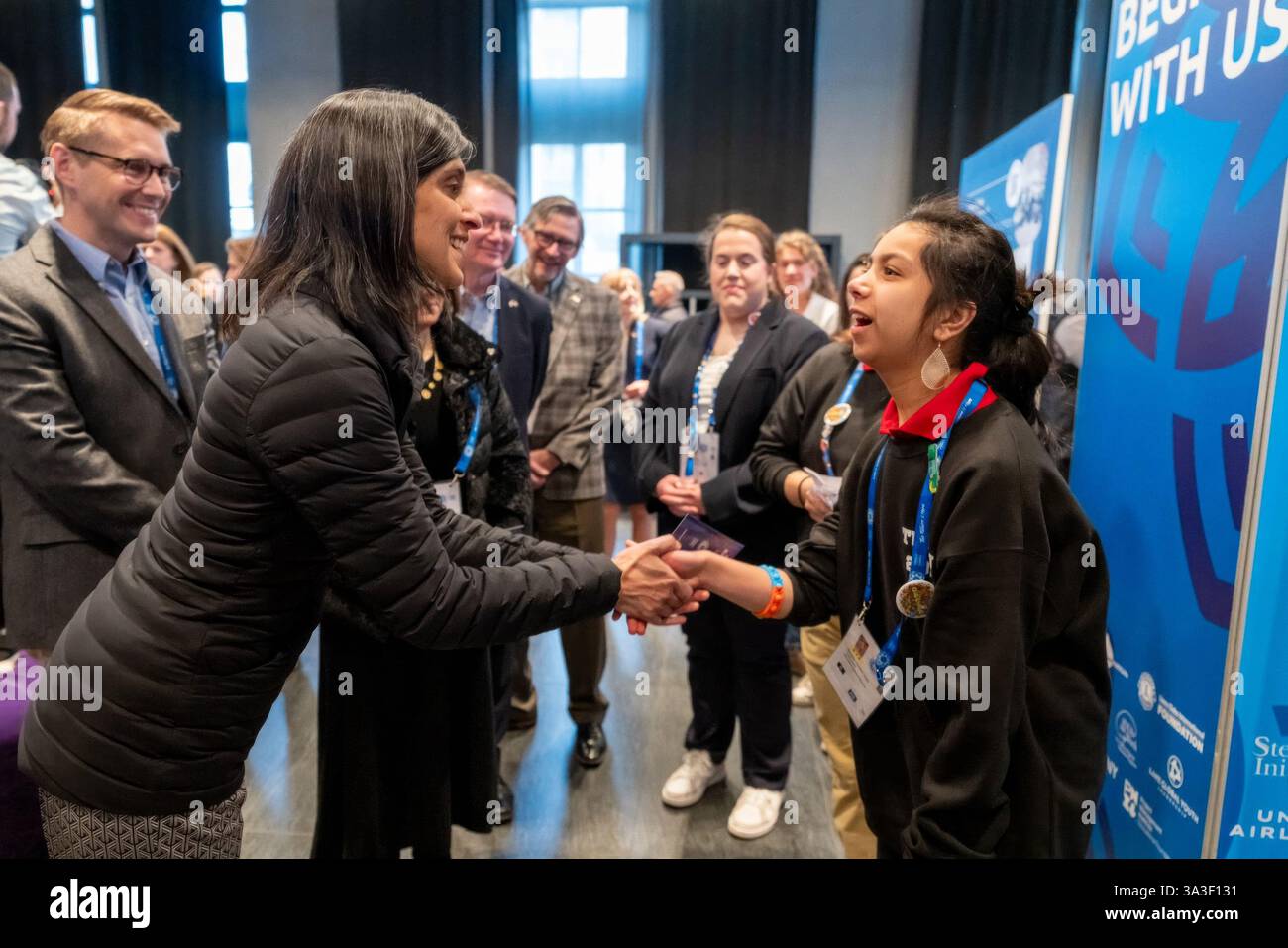 Torino, Italia. 9 marzo 2025. U. La seconda donna Usha Chilukuri Vance si congratula con i giocatori ai Giochi Mondiali invernali delle Olimpiadi speciali, 9 marzo 2025, a Torino, Italia. Vance guidò la delegazione degli Stati Uniti ai giochi. Credito: Emily Higgins/White House Photo/Alamy Live News Foto Stock