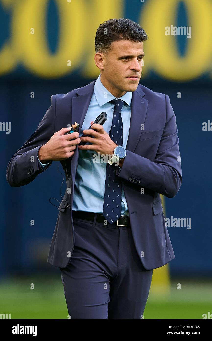 VILLARREAL, SPAGNA - 15 MARZO: L'arbitro Jesus Gil Manzano guarda prima della partita LaLiga EA Sports tra Villarreal FC e Real Madrid all'Estadio de la ceramica il 15 marzo 2025 a Villarreal, Spagna. (Foto di Francisco Macia/Photo Players Images/Magara Press) Foto Stock