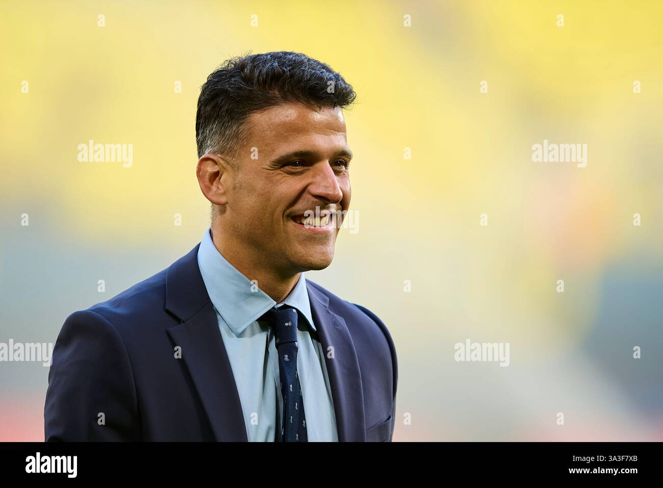 VILLARREAL, SPAGNA - 15 MARZO: L'arbitro Jesus Gil Manzano guarda prima della partita LaLiga EA Sports tra Villarreal FC e Real Madrid all'Estadio de la ceramica il 15 marzo 2025 a Villarreal, Spagna. (Foto di Francisco Macia/Photo Players Images/Magara Press) Foto Stock