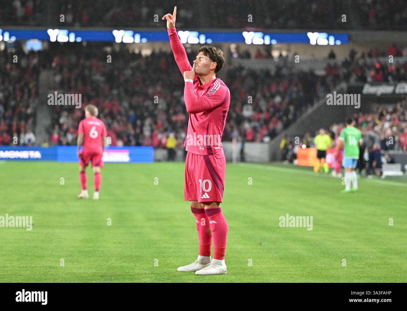 St. Louis, Missouri, Stati Uniti. 15 marzo 2025. Il centrocampista del St. Louis St. Louis, EDUARD LOWEN (10), festeggia segnando su un calcio diretto, segnando 1-0 contro i Seattle Sounders. St. Louis SC ha ospitato i Sounders all'Energizer Park di St. Louis, Missouri. (Credit Image: © Sven White/ZUMA Press Wire) SOLO PER USO EDITORIALE! Non per USO commerciale! Crediti: ZUMA Press, Inc./Alamy Live News Foto Stock